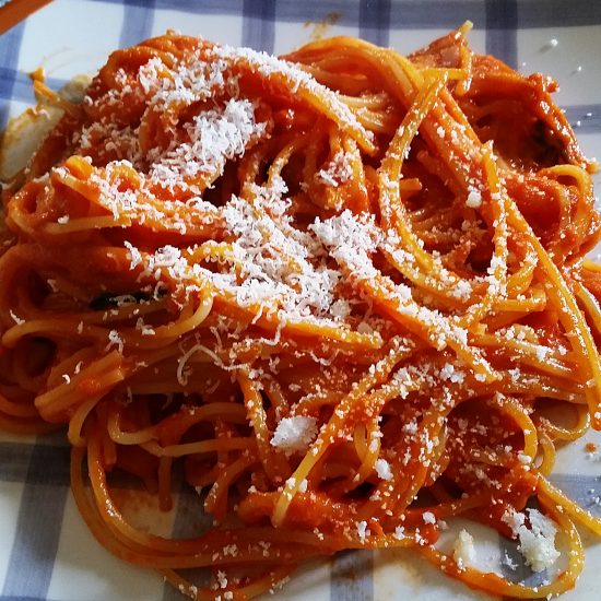 Receita de Espaguete com Molho Cremoso de Pimentão Vermelho e Tomate